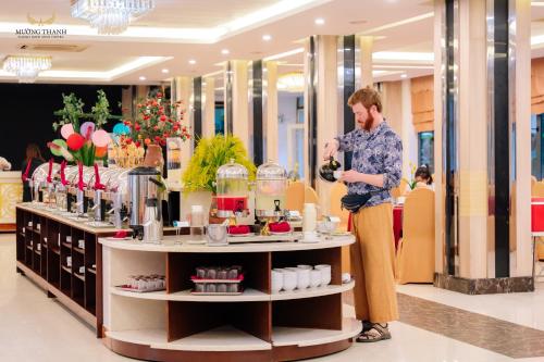 ヴィンにあるMuong Thanh Thanh Nien Vinhの店の窓口に立つ男