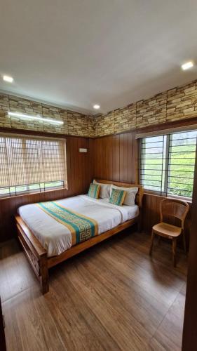 Postel nebo postele na pokoji v ubytování Meadows mist ooty