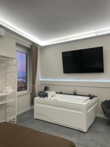 Μια τηλεόραση ή/και κέντρο ψυχαγωγίας στο Le Cisterne Guest house Suite&Rooms