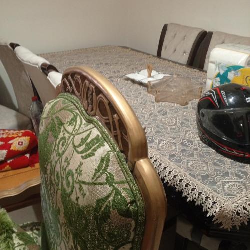 ein Esstisch mit Tischdecke und Stuhl in der Unterkunft شقة مفروشة عائلية in Amman