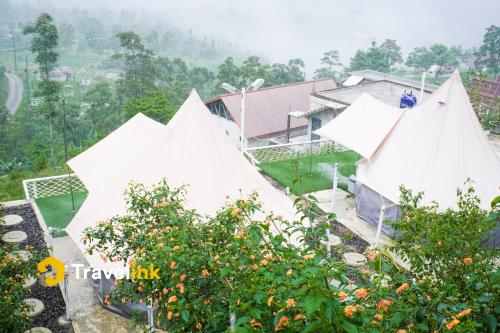 Το κτήριο όπου στεγάζεται  το κάμπινγκ