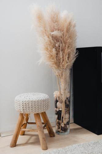a vase filled with feathers sitting next to a stool at Voll ausgestattete 3 Zimmer Wohnung mit 2 Schlafzimmer in Villingen-Schwenningen