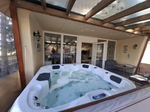 un grand bain à remous dans le salon dans l'établissement Pacsirta Vendégház, à Tass