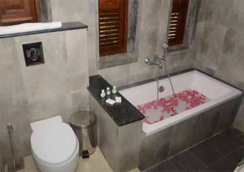 Vannituba majutusasutuses Malima Weligambay Villas