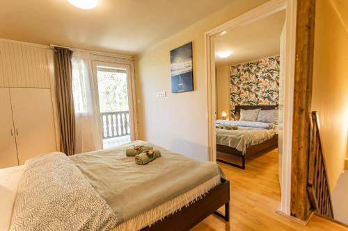 une chambre avec deux lits et une fenêtre dans l'établissement Pacsirta Vendégház, à Tass