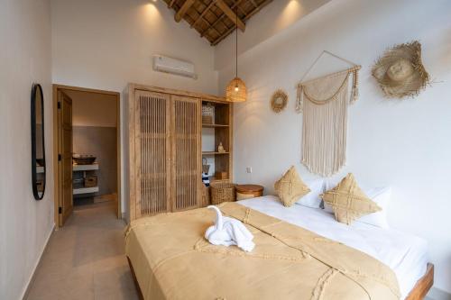 Ένα ή περισσότερα κρεβάτια σε δωμάτιο στο Louisa - 2BR Private Pool Villa in Kerobokan