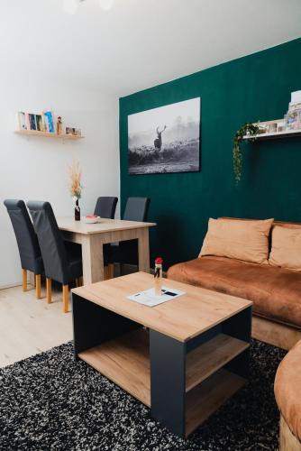 a living room with a couch and a table at Voll ausgestattete 3 Zimmer Wohnung mit 2 Schlafzimmer in Villingen-Schwenningen