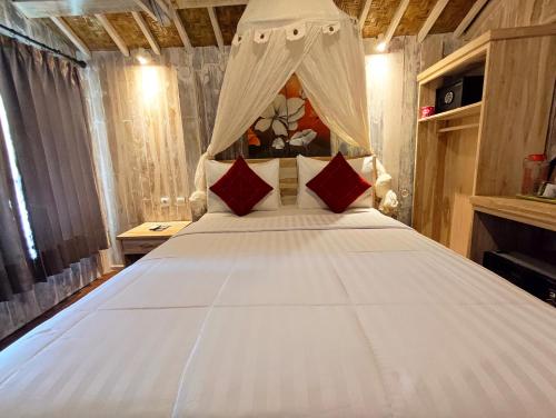 Ένα ή περισσότερα κρεβάτια σε δωμάτιο στο Tetebatu Flush Harmony