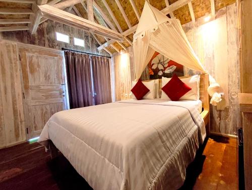 Ένα ή περισσότερα κρεβάτια σε δωμάτιο στο Tetebatu Flush Harmony