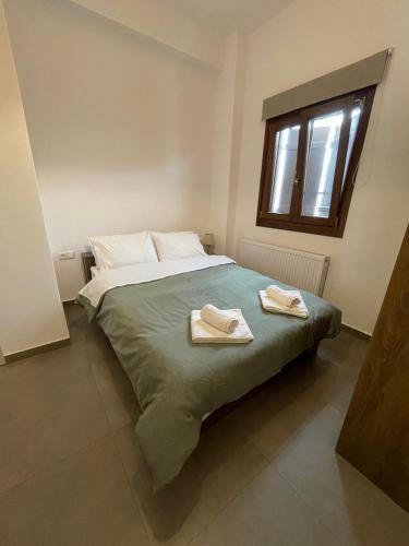 une chambre avec un lit avec deux serviettes dessus dans l'établissement Pelion Bloom, à Zagora