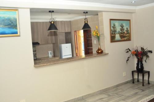 eine Küche mit einem Spiegel an der Wand in der Unterkunft RAMATA GUEST HOUSE in Pretoria
