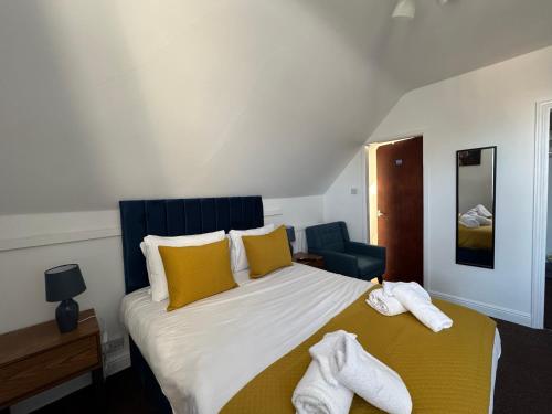 ein Schlafzimmer mit einem großen Bett mit Handtüchern darauf in der Unterkunft The Linden Leaf Rooms in Nottingham