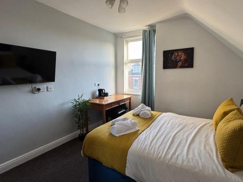 ein Hotelzimmer mit einem Bett mit Handtüchern darauf in der Unterkunft The Linden Leaf Rooms in Nottingham