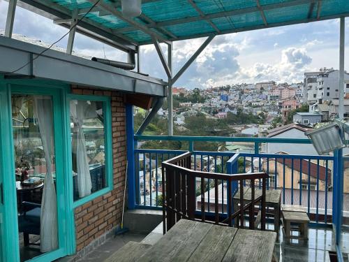 En balkon eller terrasse på Vũ Homestay Đà Lạt
