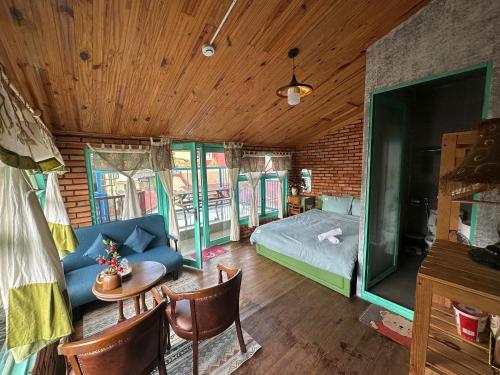 En eller flere senge i et værelse på Vũ Homestay Đà Lạt