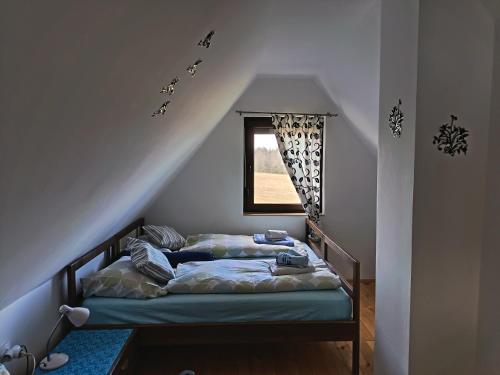 Una cama o camas en una habitación de Tarin zov