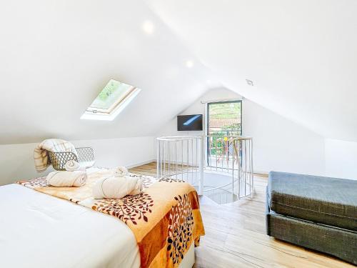 a white room with a bed and a window at Avo Maria 2 House by AH in Senhora do Rosário