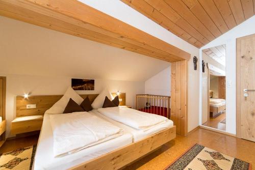 une chambre avec un grand lit dans une pièce dans l'établissement Haus Gant, à Sankt Gallenkirch
