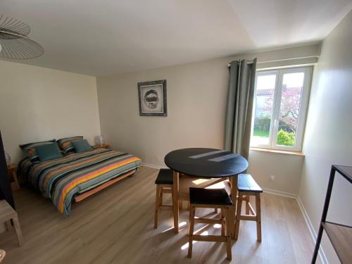 Giường trong phòng chung tại Ancienne ferme Rougerie