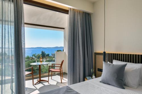 Voodi või voodid majutusasutuse Aristoteles Holiday Hotel And Spa toas