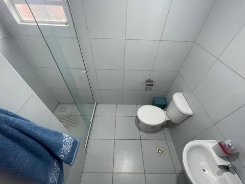 ein kleines Badezimmer mit Toilette und Waschbecken in der Unterkunft Casa para até 6 pessoas com duas vagas de garagem in Garanhuns