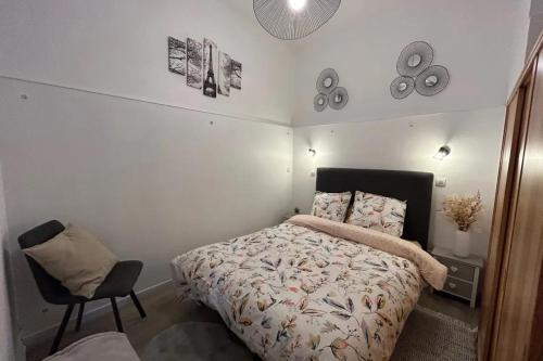 a bedroom with a bed and a chair at Le jardin privatif de Pauze Cauterets wifi et parking gratuits Vue panoramique in Cauterets