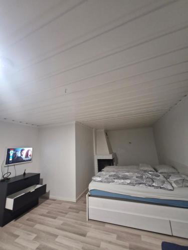 Ένα ή περισσότερα κρεβάτια σε δωμάτιο στο Lägenhet i Lindesberg 50kvm