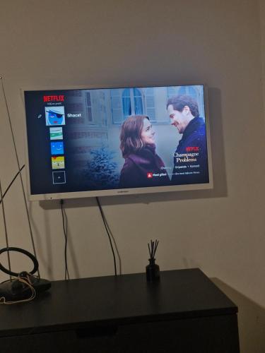 林德斯贝里Lägenhet i Lindesberg 50kvm的挂在墙上的平板电视