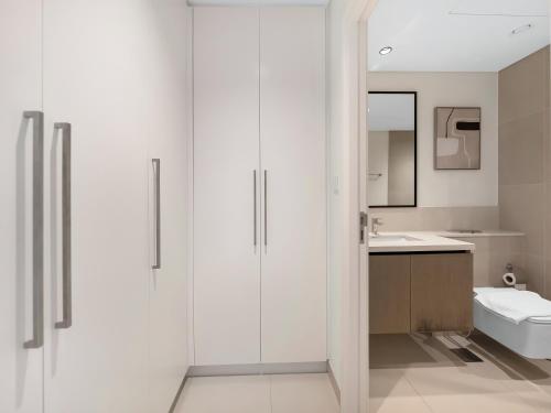 Et badeværelse på Sky High 2-Bedroom Apartment Stunning Opera & Downtown Views Opp Dubai Mall