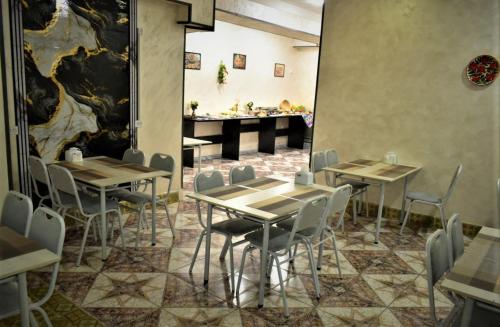 un restaurante con mesas, sillas y un piano en Art Home Hotel, en Tashkent