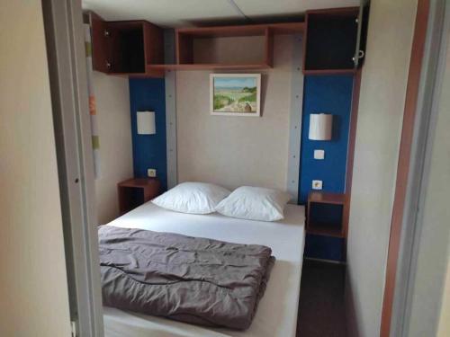 une petite chambre avec un lit dans une pièce dans l'établissement Chalet 3 étoiles - Piscine - eebicc, à Massillargues-Attuech