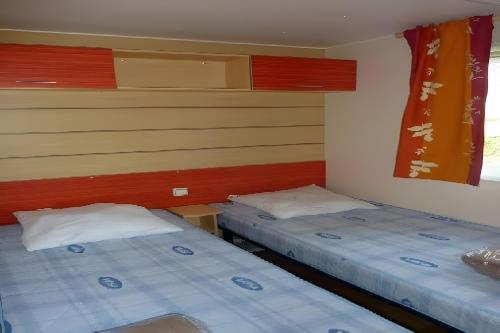 een kamer met 2 bedden in een kamer met een raam bij Euro Mobil B16 in Boofzheim