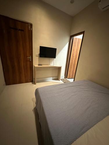 Ένα ή περισσότερα κρεβάτια σε δωμάτιο στο Amaar hotel