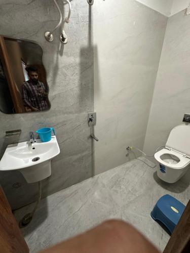 Un baño con lavabo e inodoro en Amaar hotel, en Rāmnagar
