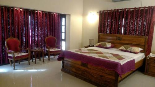 Giường trong phòng chung tại Hotel Comfy Lodge