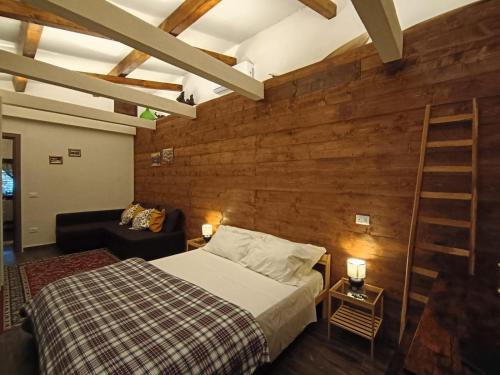 Un dormitorio con una cama y una pared de madera. en Etna Country Home, en Nicolosi
