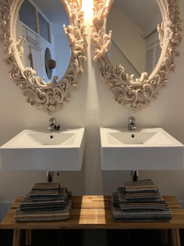 Un baño con dos lavabos y un espejo. en Studio 3, en Axel