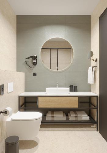 ein Badezimmer mit Waschbecken, Toilette und Spiegel in der Unterkunft Hotel Siscia in Sisak