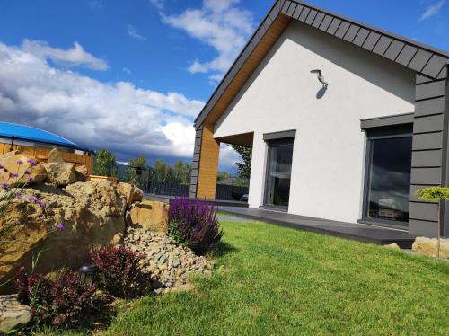 una casa bianca con un uccello sul tetto di Villa Panorama a Żywiec