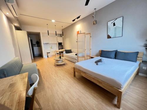 una camera da letto con un letto grande e un soggiorno di Chambers Skylight Suites Klcc a Kuala Lumpur