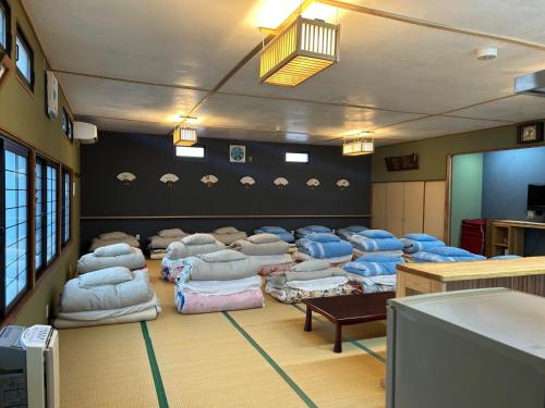 une pièce avec un tas de chaises dans une pièce dans l'établissement SABOJI - Vacation STAY 34265v, à Takamori