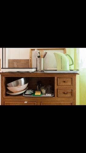 Kuchyň nebo kuchyňský kout v ubytování Refuge des voyageurs - chambre suite et cuisine en rdc