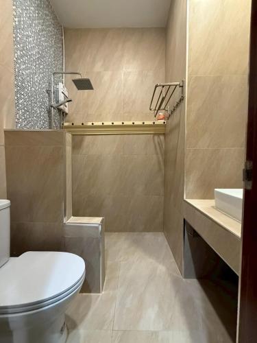 a bathroom with a toilet and a sink at Khlong bang phra boutique hotel in Trat