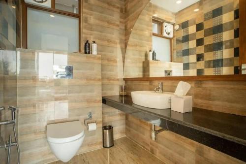 Un baño con lavabo e inodoro en Luxury Apartments Candolim Luxfort, en Candolim