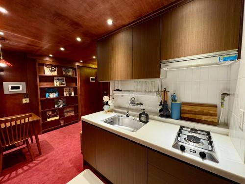Una cocina o kitchenette en Hongdae, YG Entertainment Unique villa