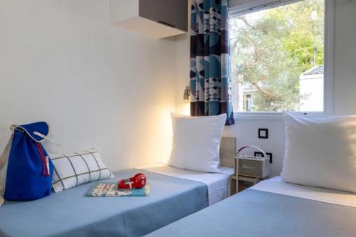 Postel nebo postele na pokoji v ubytování Camping 4 étoiles - Piscine - cbgcb0b