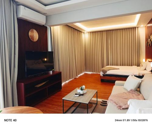 ein Hotelzimmer mit einem Bett und einer Couch in der Unterkunft Apartment De Palm in Uluwatu