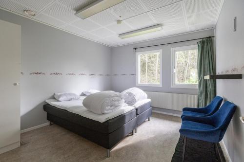 Postel nebo postele na pokoji v ubytování Spacious & bright house, former historical school