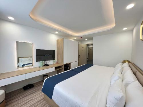 Una cama o camas en una habitación de Hali Hotel Da Lat