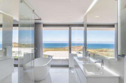 bagno con due lavandini e vista sull'oceano di Peralta Beach - Stunning Villa with Private Pool 03 a Lourinhã